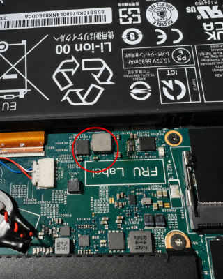 khu vực chân dưới của linh kiện trên mainboard bị cháy, gây chạmchập và làm máy không lên nguồn.