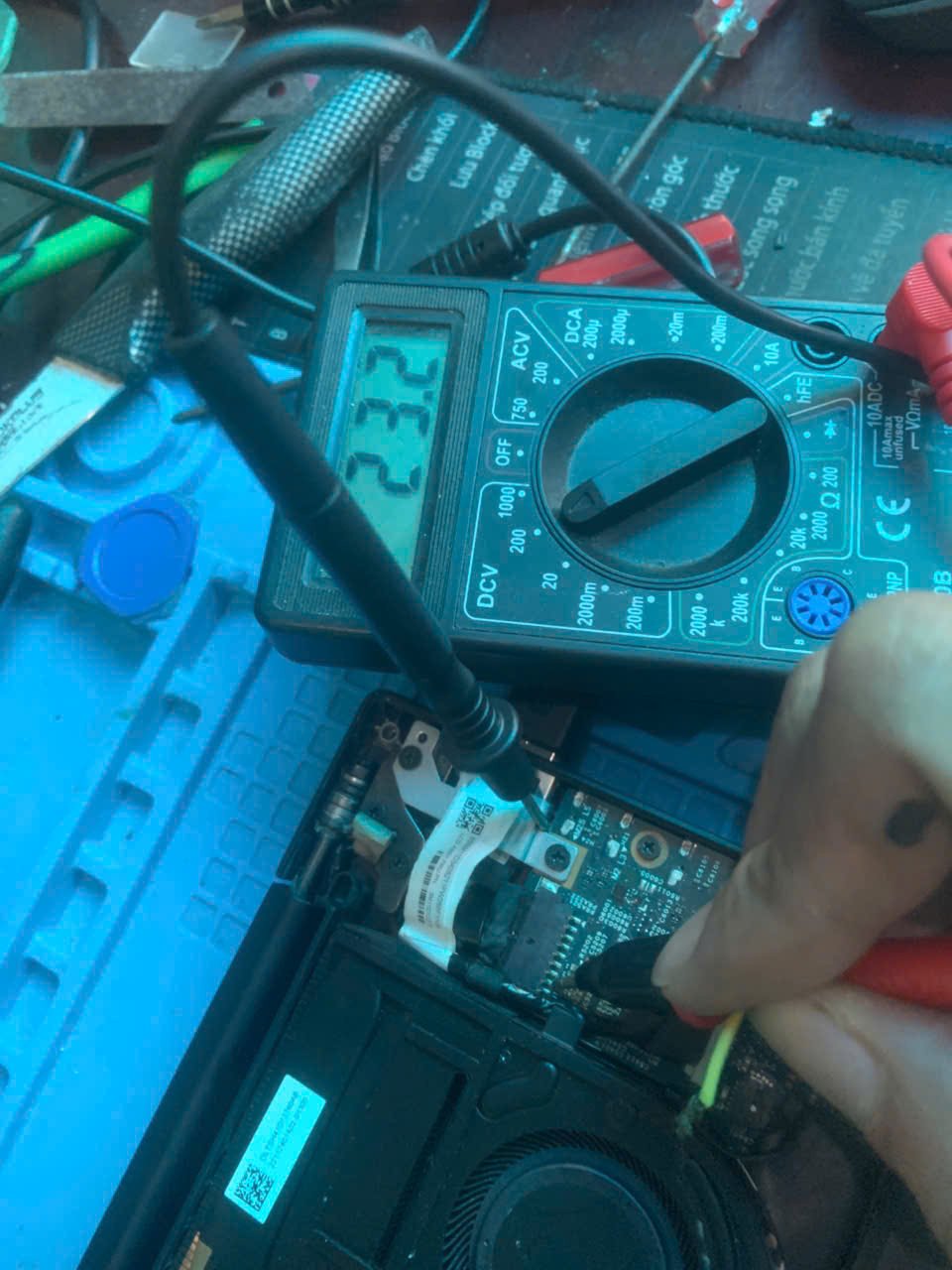 Đo điện áp khoảng 23,32V sau khi sửa main Lenovo ThinkPad tại BamSG Quận 12