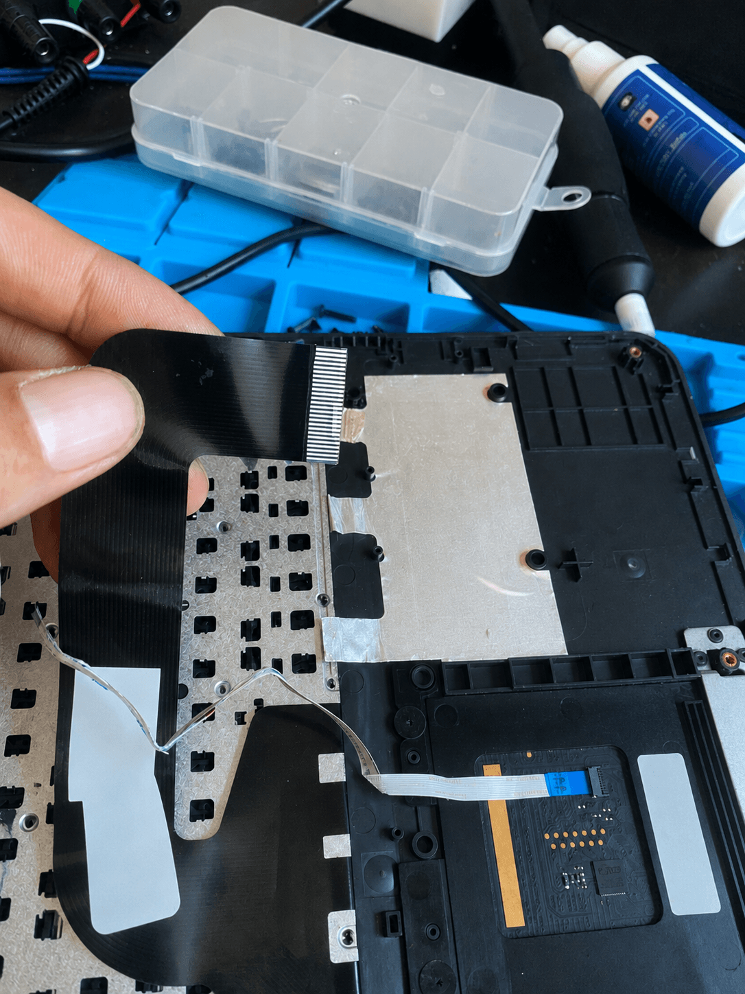 Cụm bàn phím ASUS X507 và dây cáp có liên quan đến nút nguồn